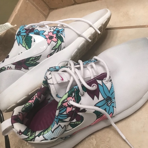 Nike Shoes - Nike Roshe Run Shoes